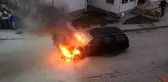 Çalışır halde bırakılan otomobil alev alev yandı