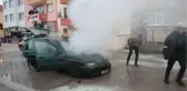 Son dakika gündem: Çıkan yangında otomobilin motor kısmı hasar gördü