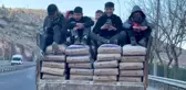 Çimento yüklü traktörde tehlikeli yolculuk
