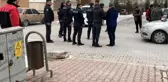 EVİNİ BASTIĞI ESKİ ORTAĞININ AİLESİNE BIÇAKLA SALDIRDI, 5 YARALI