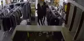 Kapıyı kaldırım taşıyla kırıp hırsızlık yaptılar...O anlar kamerada