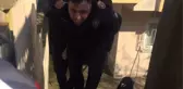 Yangında mahsur kalan 95 yaşındaki kadını polis memuru sırtında taşıyarak kurtardı