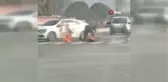 Havran'da bir kişi yola serptiği keçi tüylerini benzin döküp yaktı