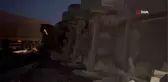 Portakal yüklü tır devrildi, kasalar dolusu portakal yola saçıldı