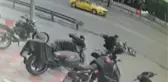 Son dakika haberi! Şişli'de motosikletli aniden sola kıran minibüse çarptı... O anlar kamerada
