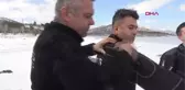 'KURBAĞA ADAMLAR' 20 SANTİMETRELİK BUZU KIRIP, SUYA DALDI