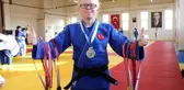 Albino hastası Cahide'nin judo sporunda 7 yıldır sırtı yere gelmiyor