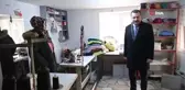 Başkan Yılmaz'dan esnaf ziyaret... Tekstil atölyesinde dikiş attı, oklava ile hamur açtı, bağlama dinledi