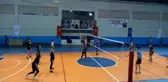 Tatvanlı gençler voleybol oynayarak stres atıyor