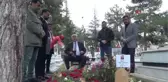 Son dakika haberleri! Eskişehir Hava Şehitliği'nde duygulandıran anlar... Karton toplayan Türkmen genç şehitler için böyle dua etti