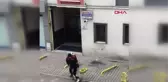 OMZUNA ÇIKAN KEDİYLE SOKAKLARI SÜPÜRDÜ