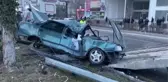 Aydınlatma direğine ve ağaca çarpan otomobildeki 2 kişi yaralandı