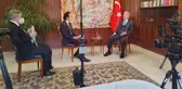 Bakan Akar'ın Münih Güvenlik Konferansı sonrası röportajında çekilen fotoğraf gündem oldu