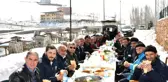 Karla mücadele ekiplerine hamsili ziyafet