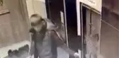 Son dakika! Apartmanlardan ayakkabı çalan hırsız güvenlik kamerasına yakalandı