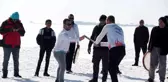 Buzla kaplı Arin Gölü'nde beyzbol keyfi
