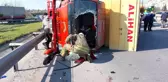 TEM'de kontrolden çıkan kamyon devrildi: 2 yaralı