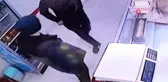 Çiğköfte almaya gelen şahıs cebinden uyuşturucu madde düşürdü