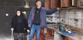 ENGELLİ ÇİFT, HER GÜN YANAN EVLERİNE GİDİP AKŞAMA KADAR BÖLGEDE BEKLİYOR