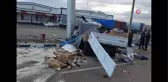 Akaryakıt istasyonu tabelasına çarpan kamyonet paramparça oldu