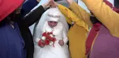 Düğününde hayal ettiği beyaz gelinliği 40 yıl sonra giydi