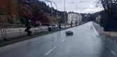 Eğirdir'de anayola düşen kaya parçası korkuttu