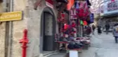 Trabzonlu usta öğretici ateşte erittiği cam parçalarına şekil veriyor