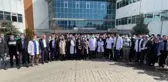 Bir hasta ve yakını, muayenenin geciktiği iddiasıyla doktoru darbetti