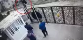 ELİNDE PALAYLA SİTEYE GİRDİ; 4'ÜNCÜ KATTAN YAĞMUR TAHLİYE BORUSUNA TUTUNARAK İNDİ
