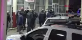 İZMİR'DE BIÇAKLI KAVGA 1'İ POLİS, 8 YARALI