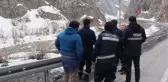VEDAŞ ekiplerinin zorlu mesaisi... Rafting botuyla elektrik arızalarını gideriyorlar