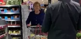 Eski Almanya Başbakanı Angela Merkel, alışveriş yaptığı sırada korumalarının yanında cüzdanını çaldırdı