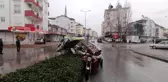 Hafif ticari araç 3 tekerlekli motosiklete çarptı