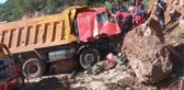 KAYALIKLARA ÇARPAN KAMYONUNUN SÜRÜCÜSÜ AĞIR YARALANDI
