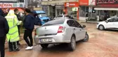 Otomobil açık bırakılan rögara düştü