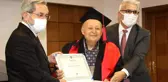Türkiye'nin en yaşlı üniversite öğrencisi hukuk fakültesinden mezun oldu
