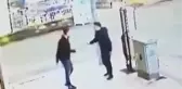 Son dakika haberleri... YOLDA YÜRÜRKEN TARTIŞTIĞI İŞ ARKADAŞINI BIÇAKLADI; O ANLAR KAMERADA