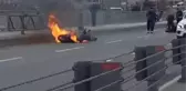 Son dakika! UNKAPANI KÖPRÜSÜ'NDE KAZA YAPAN MOTOSİKLET ALEV ALEV YANDI