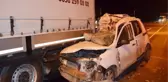Hafif ticari araç kırmızı ışıkta bekleyen TIR'a çarptı; 1 ölü, 1 yaralı