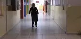 Bedensel engelli kütüphaneci eğitim aşkıyla öğrencilere ışık oluyor