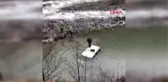 HAFİF TİCARİ ARAÇ DEREYE UÇTU, SÜRÜCÜ ARACIN TAVANINDA KURTARILMAYI BEKLEDİ