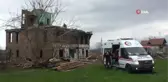 Ahşap evi yıkan işçiler duvarın altında kaldı