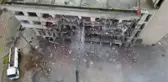 Aliağa'da riskli yapı olarak belirlenen ve görüntü kirliliğine neden olan eski iş merkezi yıkılıyor
