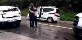 Devrilen otomobildeki 3 kişi yaralandı