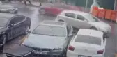Eyüpsultan'da lüks otomobilden 50 bin TL değerinde 'hayalet gösterge' hırsızlığı kamerada... Görünmemek için bir araçtan diğerine atladı