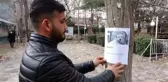 Sokak sokak gezerek kaybolan köpeğini arıyor