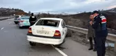 Kırıkkale'de bariyerlere çarpan otomobildeki karı koca yaralandı