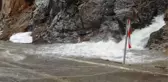 YAĞMURLA BİRLİKTE YÜKSEK KESİMLERDEKİ KARLAR ERİYİNCE KARA YOLU GÖLE DÖNDÜ