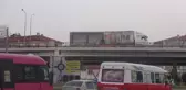 Bariyere çarpan tırdaki külçe kurşun yola saçıldı