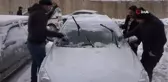 Yüksekova'da araçlar buz tuttu... Kent genelinde 90 köy ve mezra yolu ulaşıma kapandı